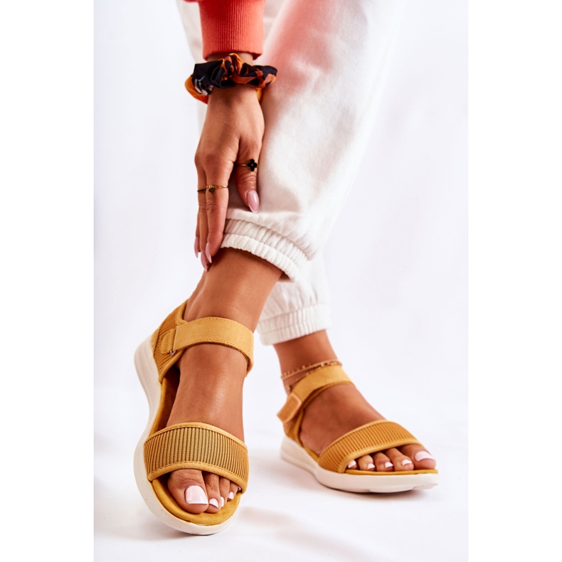 PE1 Bequeme Damensandalen mit Klettverschluss Gelb Sidney 2