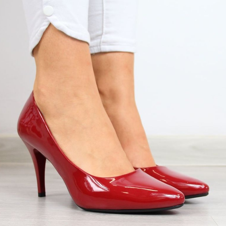 Pumps auf einem rot lackierten Stiletto W Sergio Leone 2
