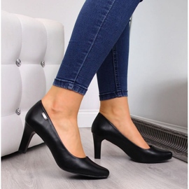 Schwarze Pumps auf dem W Sergio Leone Pfosten 2