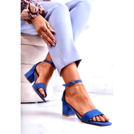 Vinceza Modische Wildledersandalen auf einer Bar Rovena Blue blau 1