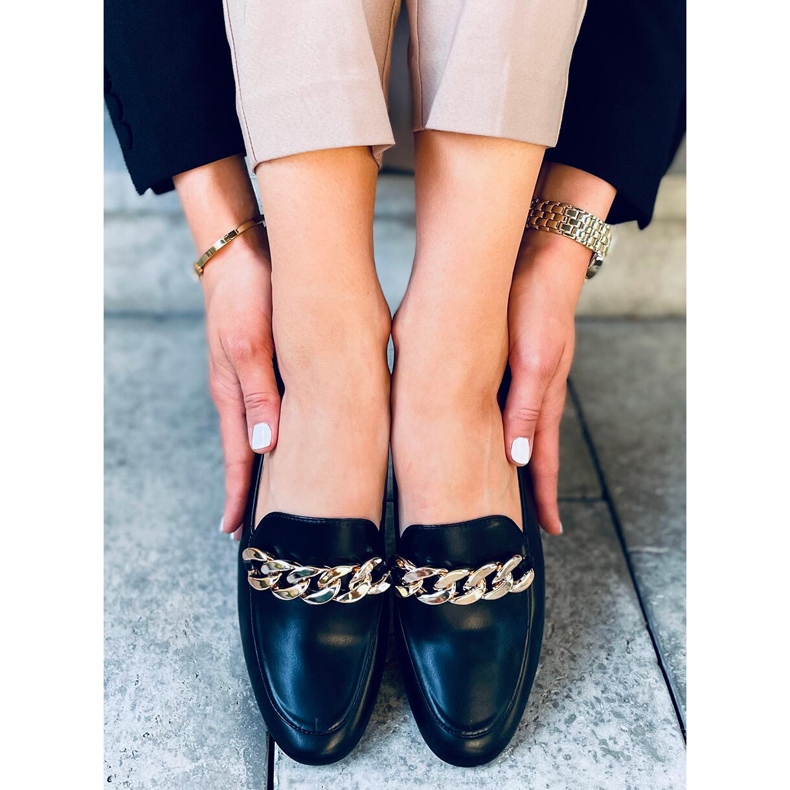 Schwarze Loafer von Addison mit Kette 2