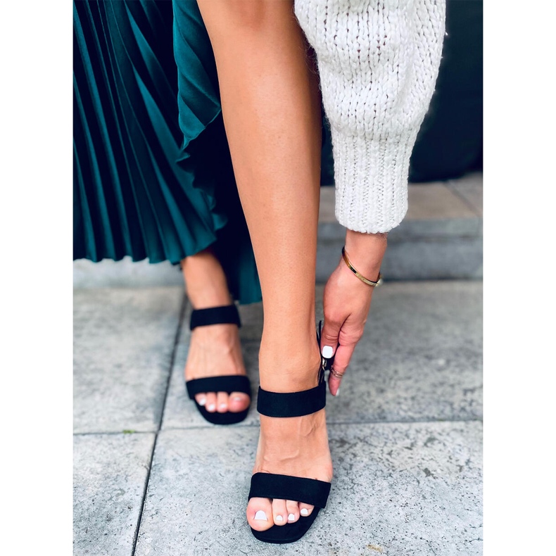 Pfingstrosenschwarze Sandaletten 1