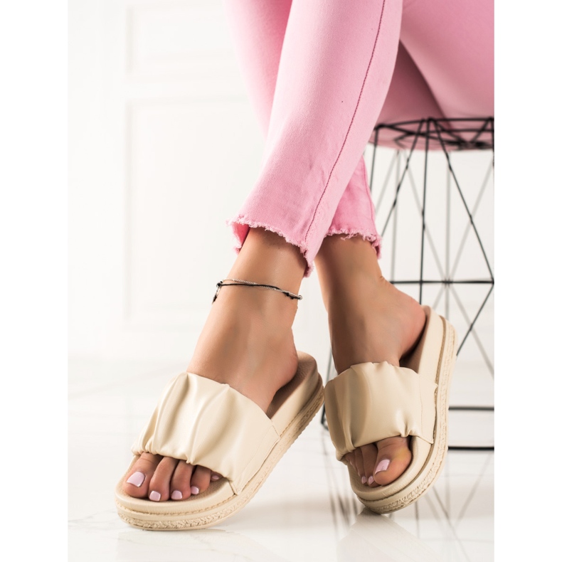 SHELOVET Beige Hausschuhe auf der Plattform 1