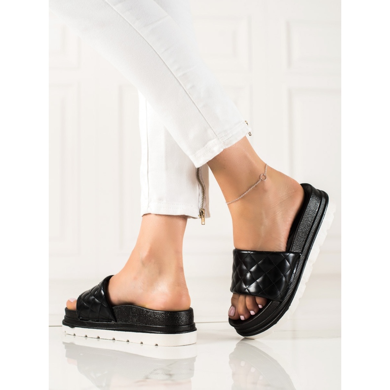 Small Swan Gesteppte Hausschuhe auf der Plattform schwarz 1