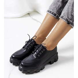 Schwarze Schuhe auf einer Feline-Traktorsohle 1