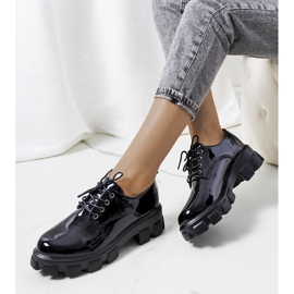 Schwarz lackierte Schuhe auf Traktorsohle Wind 1