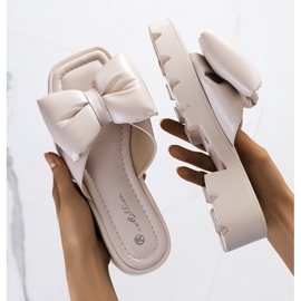 Beige Pantoffeln auf der Platt-Traktorsohle 1