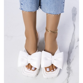 Weiße Pantoffeln auf der Traktorsohle des Platt 1