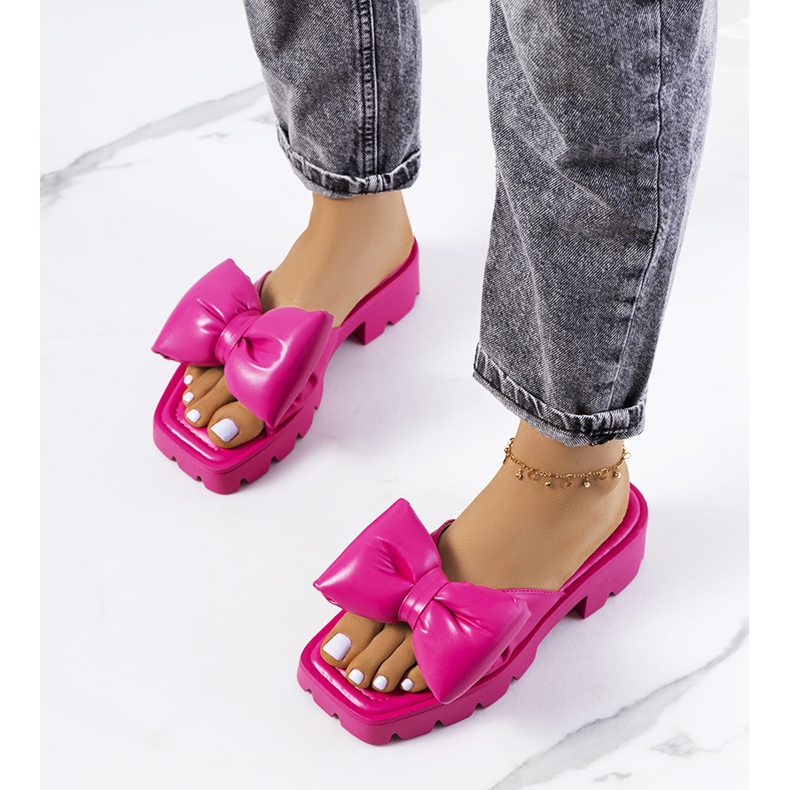 Rosa Pantoffeln auf der Platt-Traktorsohle 1