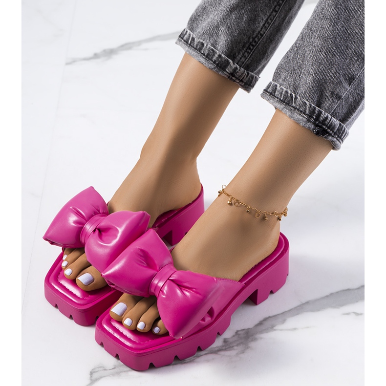 Rosa Pantoffeln auf der Platt-Traktorsohle 2