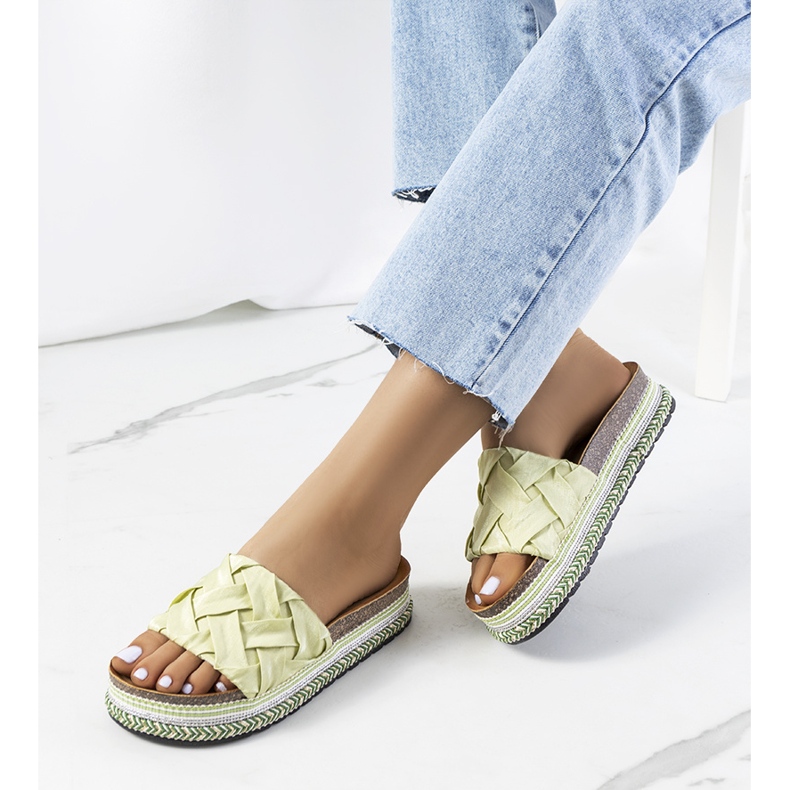 Grüne Flip-Flops auf der Vadna-Korksohle 1