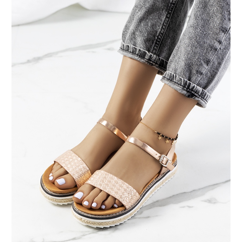 Goldene Sandalen auf einem kunstvollen Acton-Plateau 1