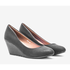 Schwarze Pumps auf den Keil Unies 1