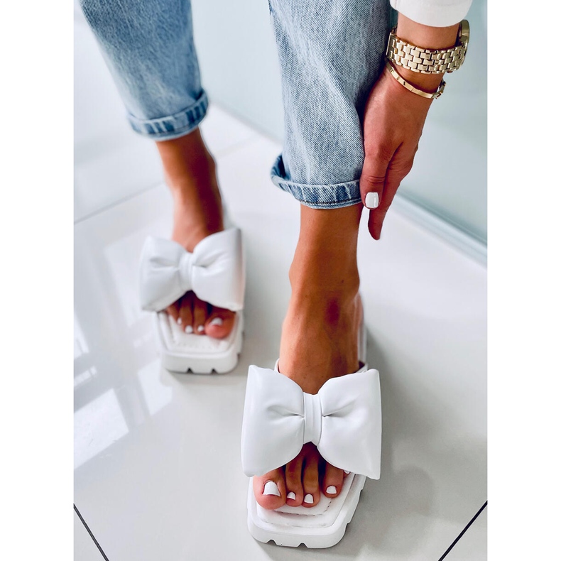 Keesha weiße Hausschuhe mit hoher Sohle 1