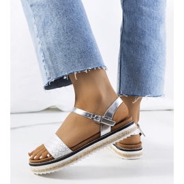 Silberne Sandalen auf einem kunstvollen Acton-Plateau silber- 1