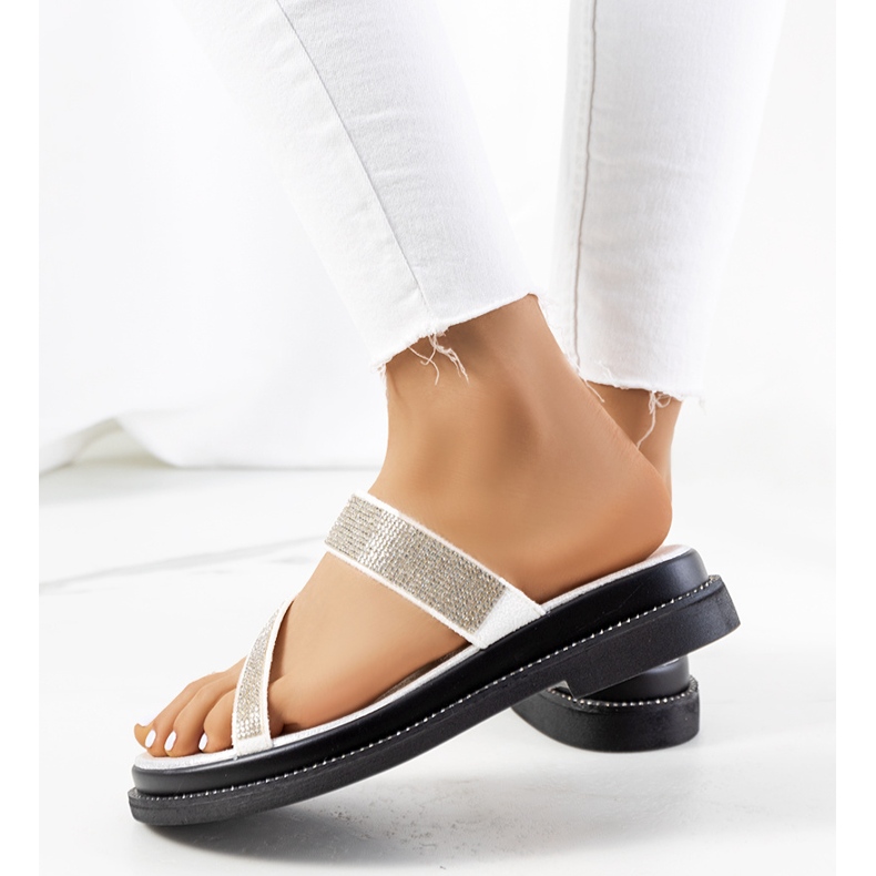 Weiße Sandalen auf der Ossel-Plattform 2