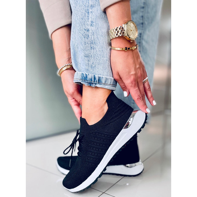 Lars Sneakers mit schwarzen Socken 1