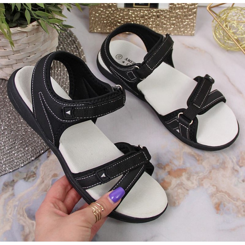 Sportliche Sandalen mit schwarzem Klettverschluss im American Club 1