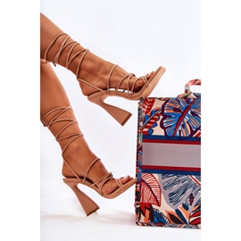 Gebundene Sandalen auf modischen Absätzen Nude Canves beige 1