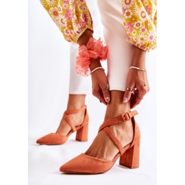 FB1 Modische Sandalen auf einem Sinari Orange Bar 1