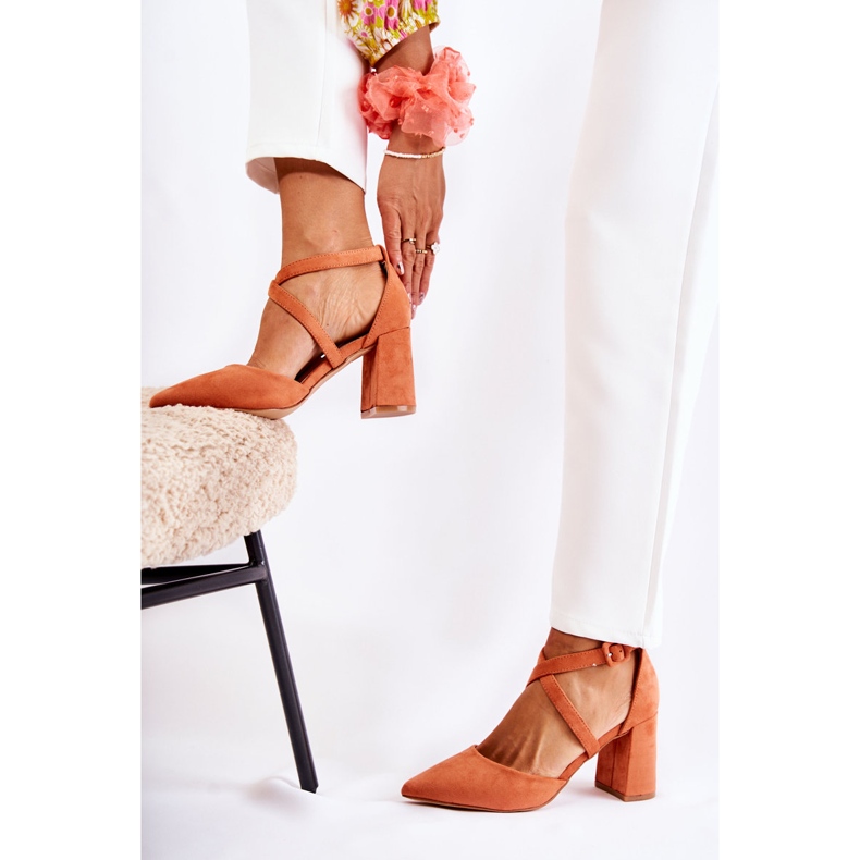 FB1 Modische Sandalen auf einem Sinari Orange Bar 2