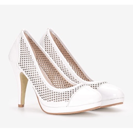 Weiße Pumps auf einem Friar-Absatz 1