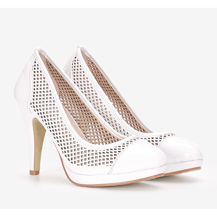 Weiße Pumps auf einem Friar-Absatz 1