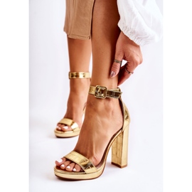 Modische Sandalen auf einem hohen Posten Goldene Perfektion 1