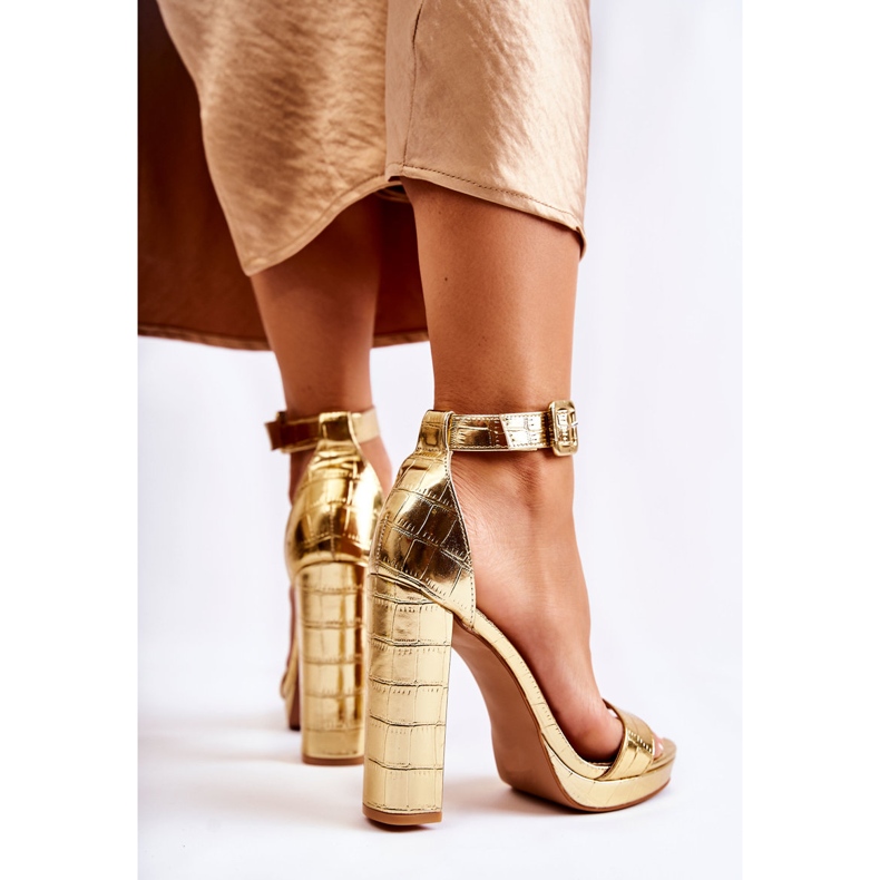 Modische Sandalen auf einem hohen Posten Goldene Perfektion 2