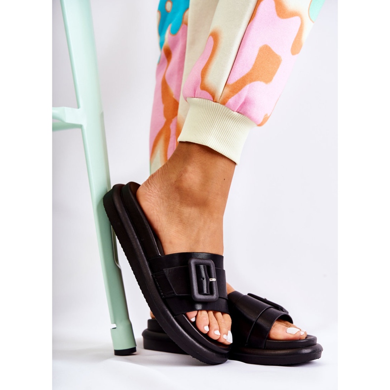 Schwarze Damenhausschuhe mit Schnalle Devia 2