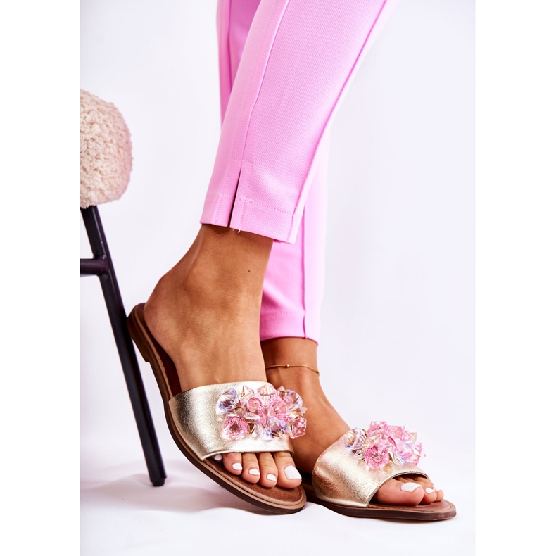 Damenhausschuhe aus Leder mit goldener Verzierung Nicole 2726 1