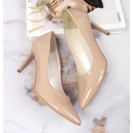 Pumps mit Pfennigabsatz in beige lackiertem Juma 2