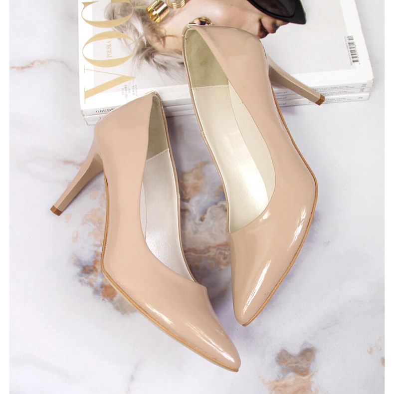 Pumps mit Pfennigabsatz in beige lackiertem Juma 2
