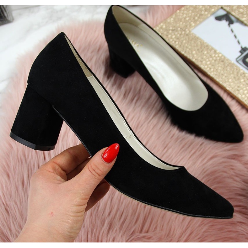 Pumps auf der Post aus schwarzem Juma-Wildleder 1