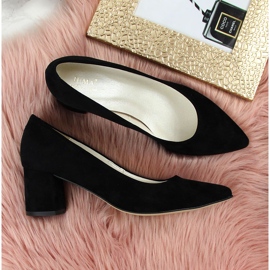 Pumps auf der Post aus schwarzem Juma-Wildleder 2