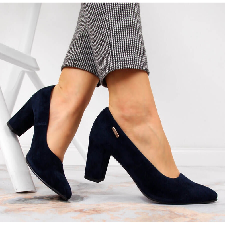 Pumps für Damen auf der marineblauen Post von Monique 1