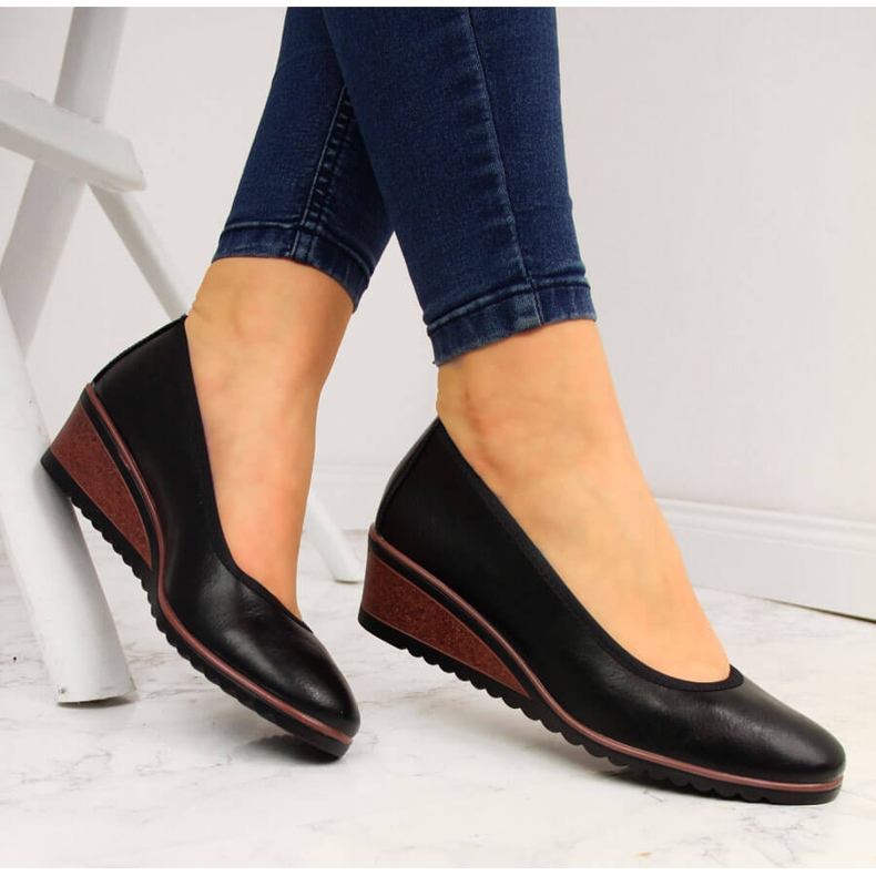 Schwarze Pumps mit Keilabsatz von Vinceza 2