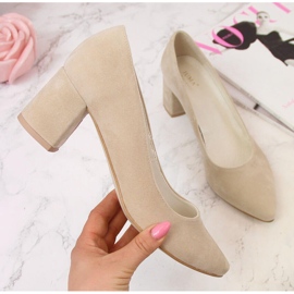 Pumps an der Säule aus beigem Juma-Wildleder 2