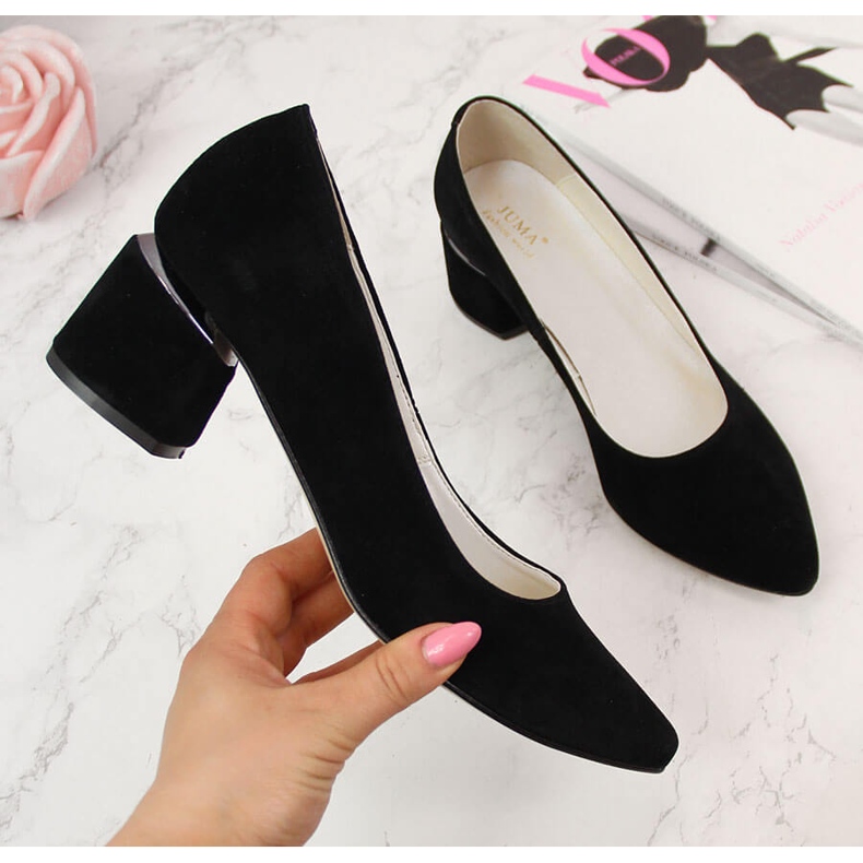 Pumps auf einem dekorativen Block aus schwarzem Juma-Wildleder 2