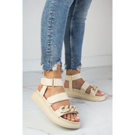Sandalen auf der Plattform mit einer Kette beige Laura La.Fi 2