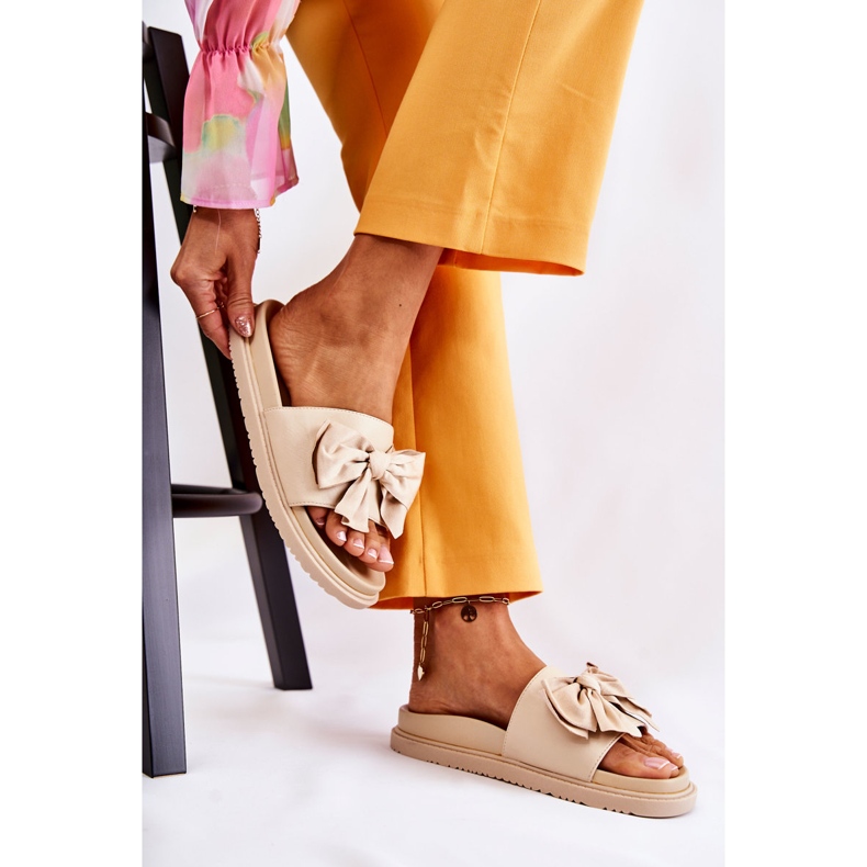 PJ1 Klassische Damen-Lederpantoffeln mit einem Schleifen-Beige-Dessy 1