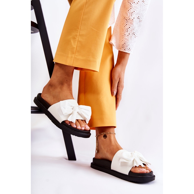 PJ1 Klassische Damen-Lederpantoffeln mit einem Schleifen-Weiß-Dessy 1