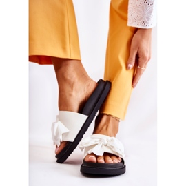 PJ1 Klassische Damen-Lederpantoffeln mit einem Schleifen-Weiß-Dessy 2