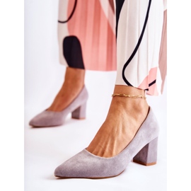 PS1 Klassische Wildlederpumps auf einem grauen Lency-Absatz 1