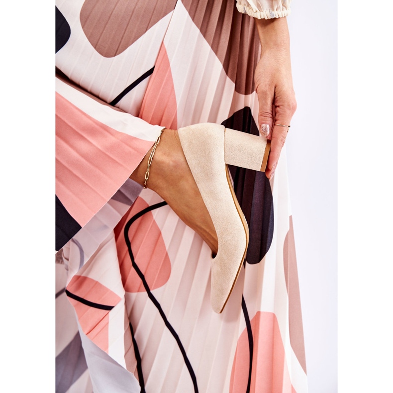 PS1 Klassische Wildlederpumps auf einer Bar Beige Lency 2