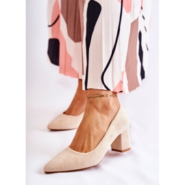 PS1 Klassische Wildlederpumps auf einer Bar Beige Lency 1