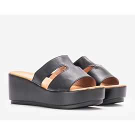 Schwarze Pantoffeln auf der Duffel-Plattform 1