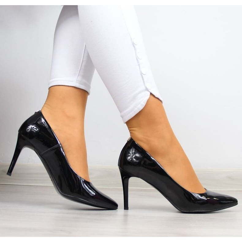 Pumps auf einem schwarz lackierten Stiletto W Juma 2