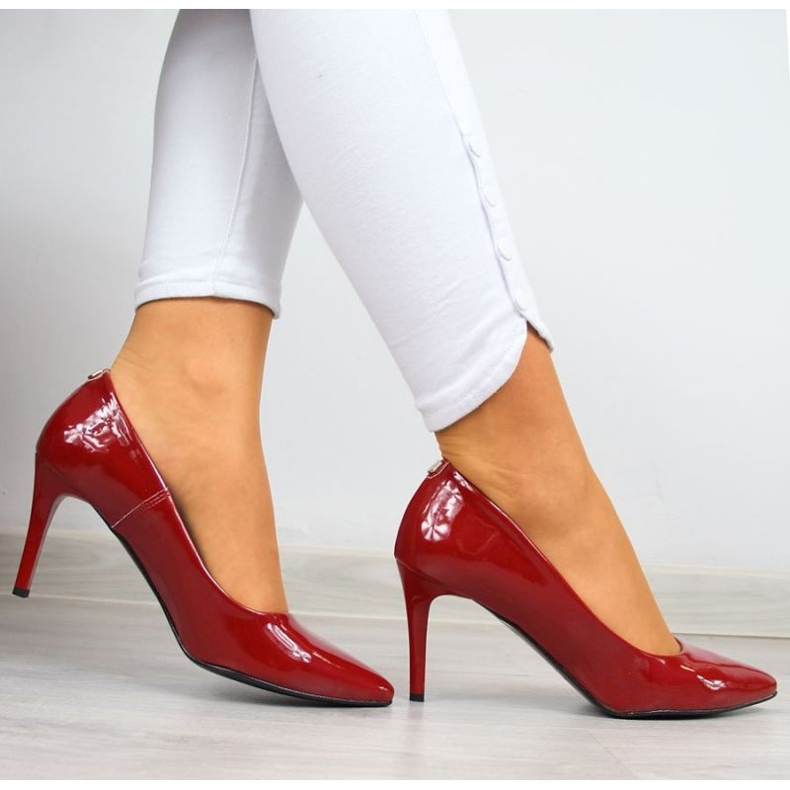 Pumps auf einem rot lackierten Stiletto W Juma 2