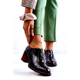 S.Barski Lackierte modische Schuhe an einem schwarz-roten Lorena-Pfosten 1